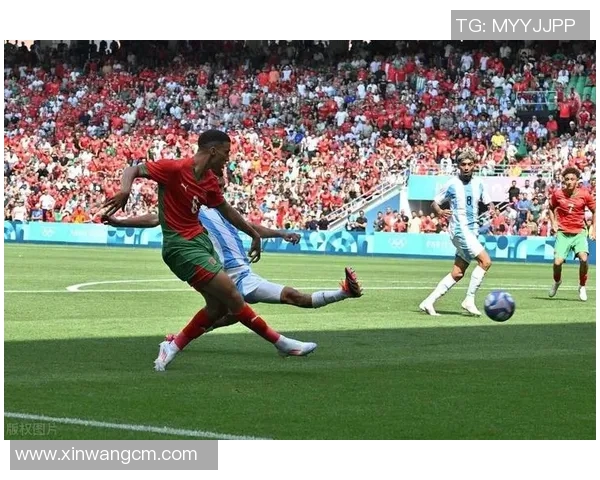 与足球明星同框的奇妙特效体验让你瞬间成为球场焦点 与足球明星同框的奇妙特效体验让你瞬间成为球场焦点